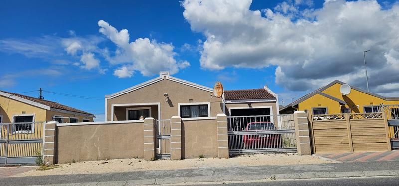 4 Bedroom Property for Sale in Ilitha Park Western Cape